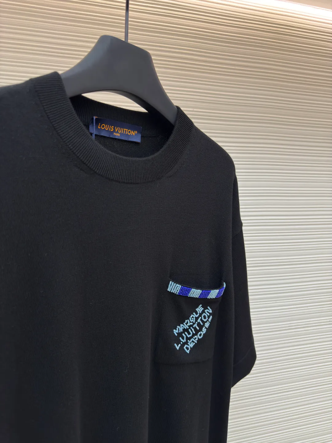 LOUISVUITTON Pocket embroidered beaded woolen short sleeves ●Authentic product: purchased and developed for 11700 ●Item number: 1680099-A65 ●Fabric: long-staple cotton ●Technology: singeing ●Version: fitted version ●Weight: about 310 grams ●Size: XS-S-M-L ●Description: Developed and produced, the wool material is customized according to the original version, using singeed mercerized long-staple cotton and high-quality nylon. First, singeed mercerized long-staple cotton is used, and the color is dyed and batched at a ratio of 1:1 according to the original version, and then the yarn and nylon are set-dyed. Both yarns must be set-dyed, and the color similarity is as high as 95%. Only the above can be used for spinning. The singeed mercerized long-staple cotton yarn is made of 100% top-grade long-staple cotton. It is fully combed and tightly matched + singed mercerized process. It strives for excellence. It not only retains the simplicity and gentleness of pure cotton, but also gives it a noble temperament like silk. The color is beautiful, the touch is gentle and delicate, and you can enjoy silky smoothness. The overall wiring is straight and delicate, the fabric is comfortable and soft, and the color is consistent without color difference. It can be matched with the same style to create a fashionable look and control various occasions. Customized accessories, complete with three standards, same style for men and women!